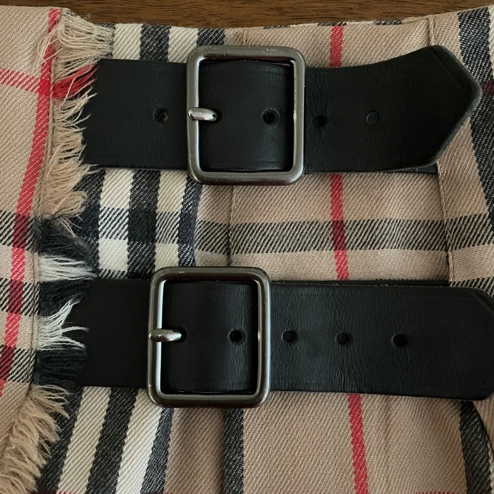 Burberry plaid wool mini skirt with leather buckles and original pin US size 6 - Picture 8 of 8